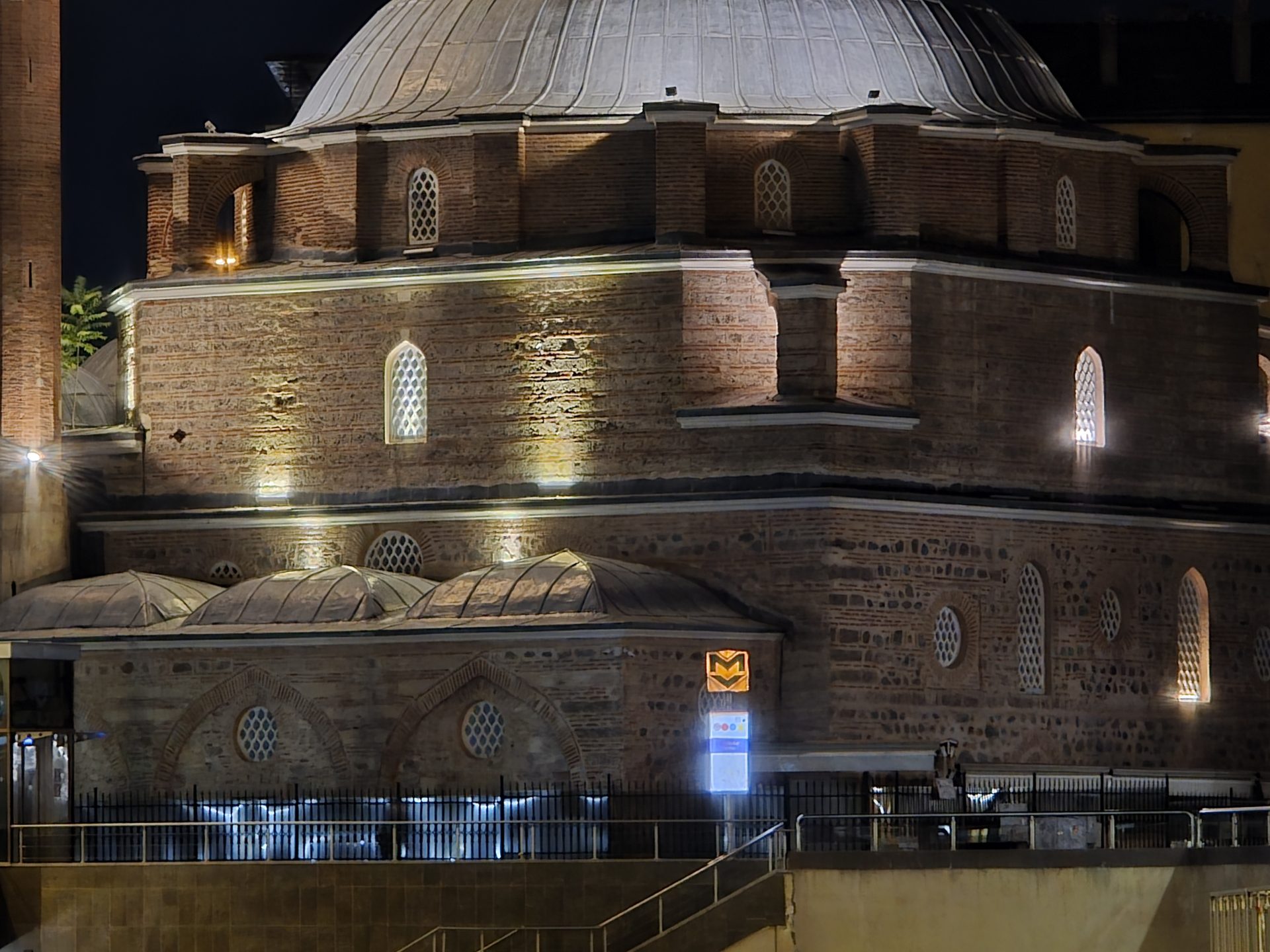 Google Pixel 10 Pro XL vs Samsung Galaxy S25 Ultra — сражение гигантов картинка Pixel 10 Pro XL vs Galaxy S25 Ultra: топ-флагманы | DGL.RU