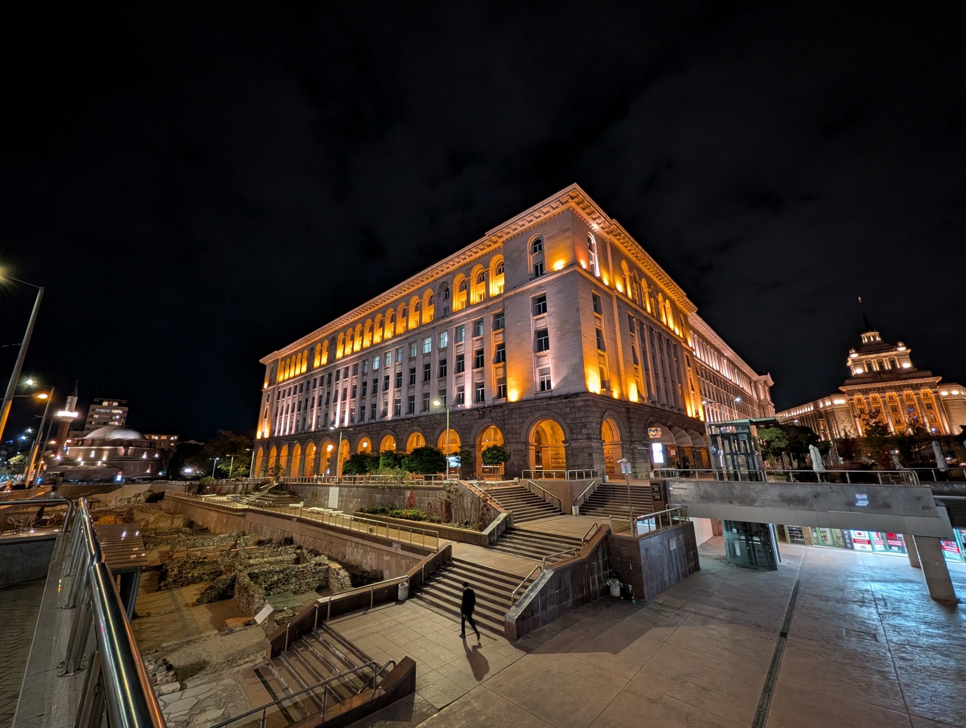 Google Pixel 10 Pro XL vs Samsung Galaxy S25 Ultra — сражение гигантов картинка Pixel 10 Pro XL vs Galaxy S25 Ultra: топ-флагманы | DGL.RU