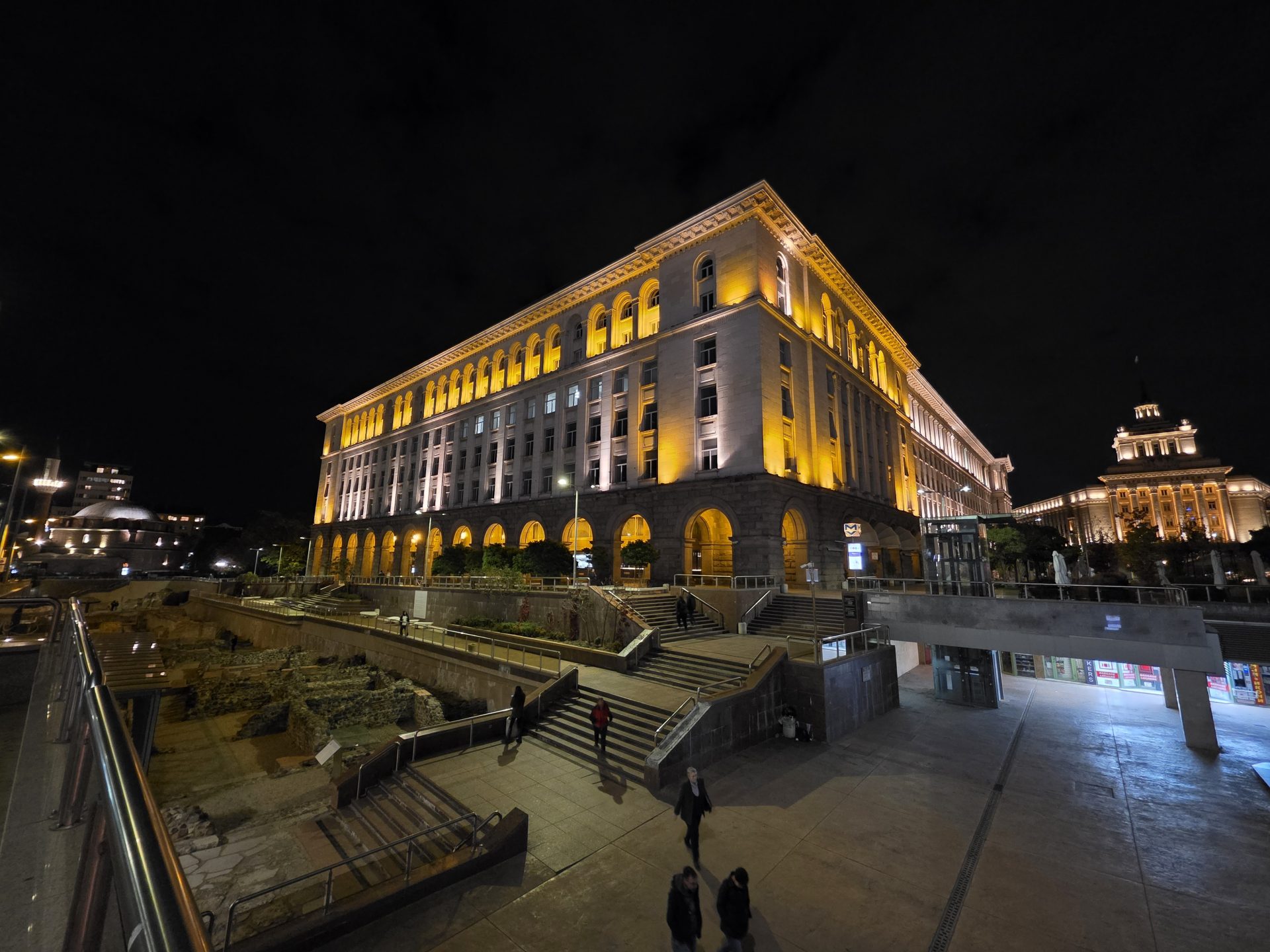 Google Pixel 10 Pro XL vs Samsung Galaxy S25 Ultra — сражение гигантов картинка Pixel 10 Pro XL vs Galaxy S25 Ultra: топ-флагманы | DGL.RU