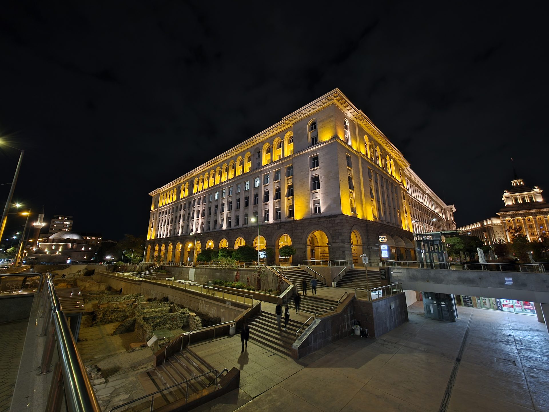 Google Pixel 10 Pro XL vs Samsung Galaxy S25 Ultra — сражение гигантов картинка Pixel 10 Pro XL vs Galaxy S25 Ultra: топ-флагманы | DGL.RU