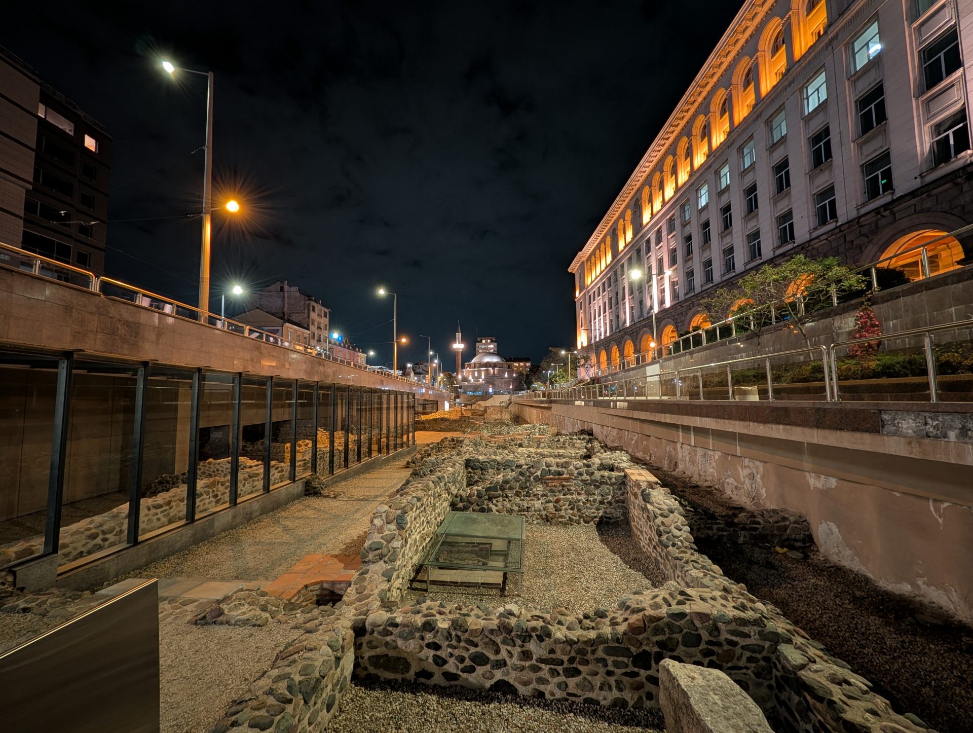 Google Pixel 10 Pro XL vs Samsung Galaxy S25 Ultra — сражение гигантов картинка Pixel 10 Pro XL vs Galaxy S25 Ultra: топ-флагманы | DGL.RU