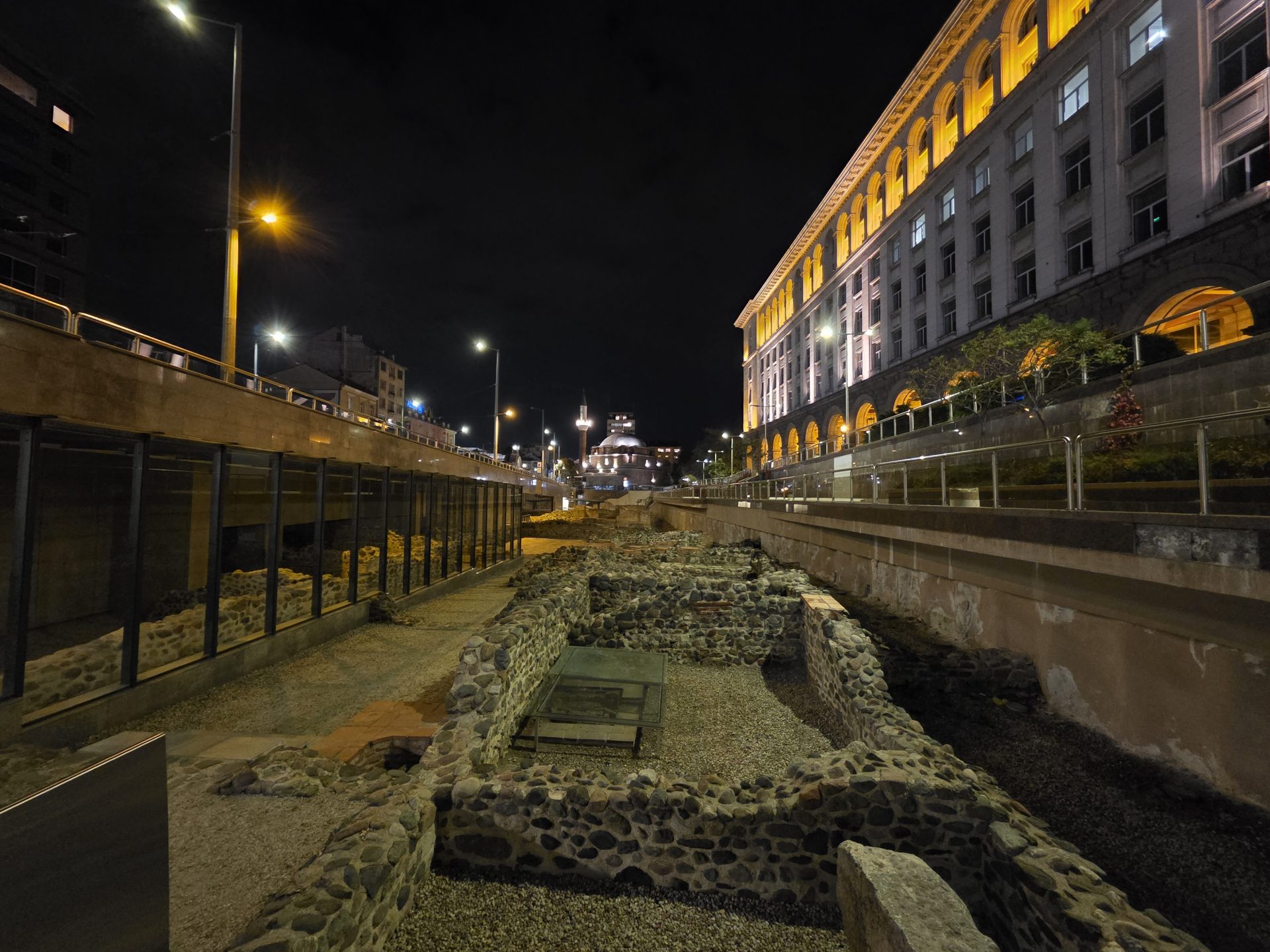 Google Pixel 10 Pro XL vs Samsung Galaxy S25 Ultra — сражение гигантов картинка Pixel 10 Pro XL vs Galaxy S25 Ultra: топ-флагманы | DGL.RU