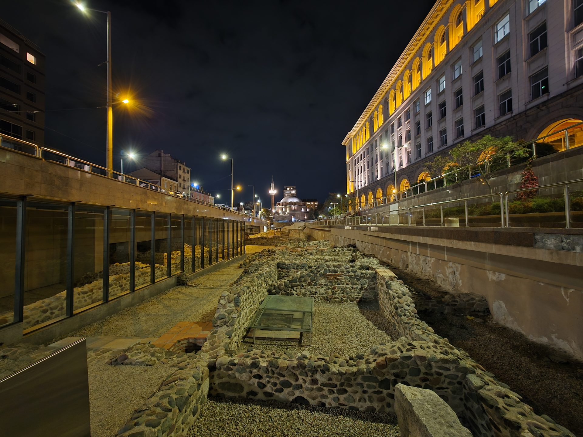 Google Pixel 10 Pro XL vs Samsung Galaxy S25 Ultra — сражение гигантов картинка Pixel 10 Pro XL vs Galaxy S25 Ultra: топ-флагманы | DGL.RU