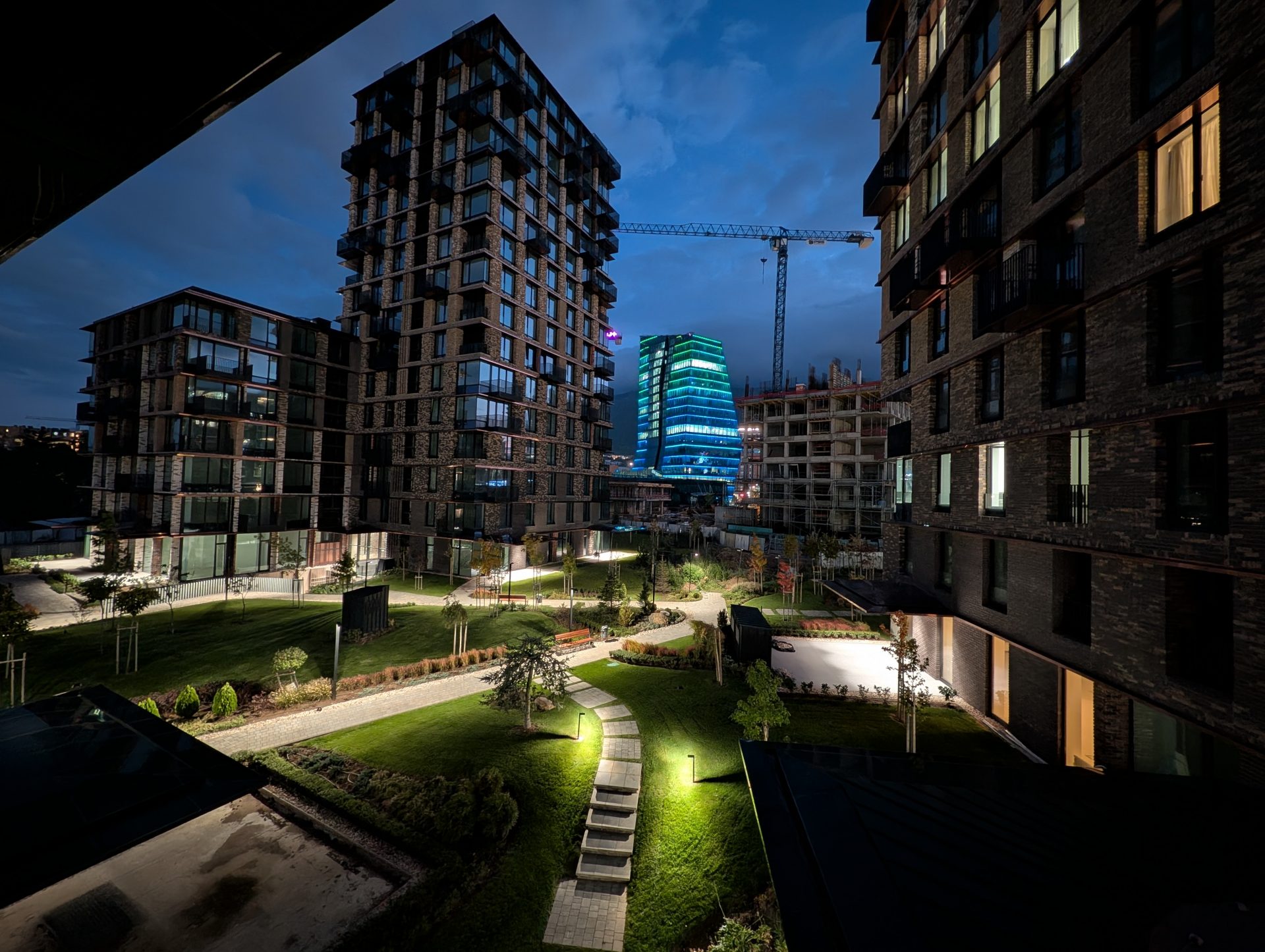 Google Pixel 10 Pro XL vs Samsung Galaxy S25 Ultra — сражение гигантов картинка Pixel 10 Pro XL vs Galaxy S25 Ultra: топ-флагманы | DGL.RU