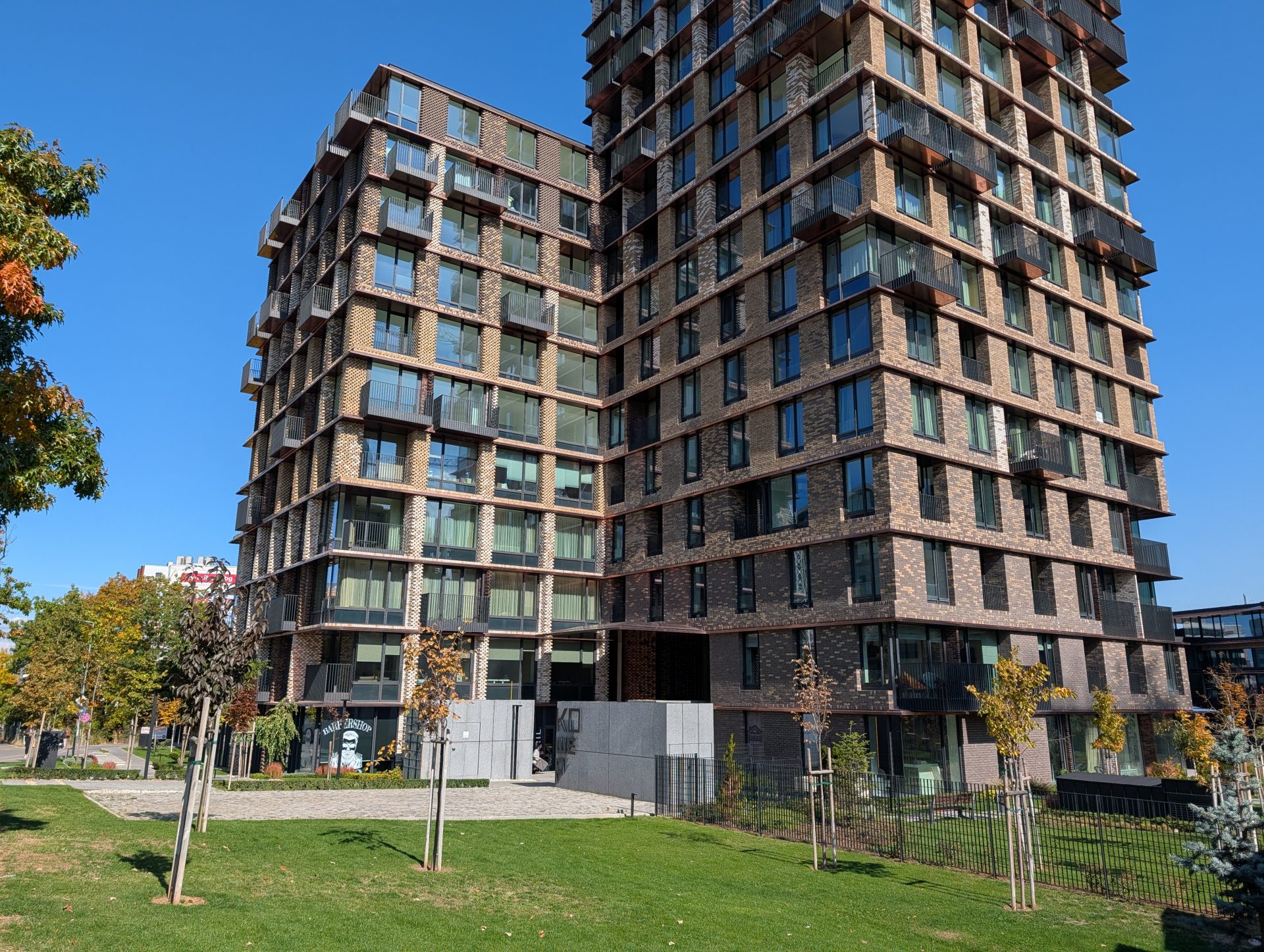 Google Pixel 10 Pro XL vs Samsung Galaxy S25 Ultra — сражение гигантов картинка Pixel 10 Pro XL vs Galaxy S25 Ultra: топ-флагманы | DGL.RU