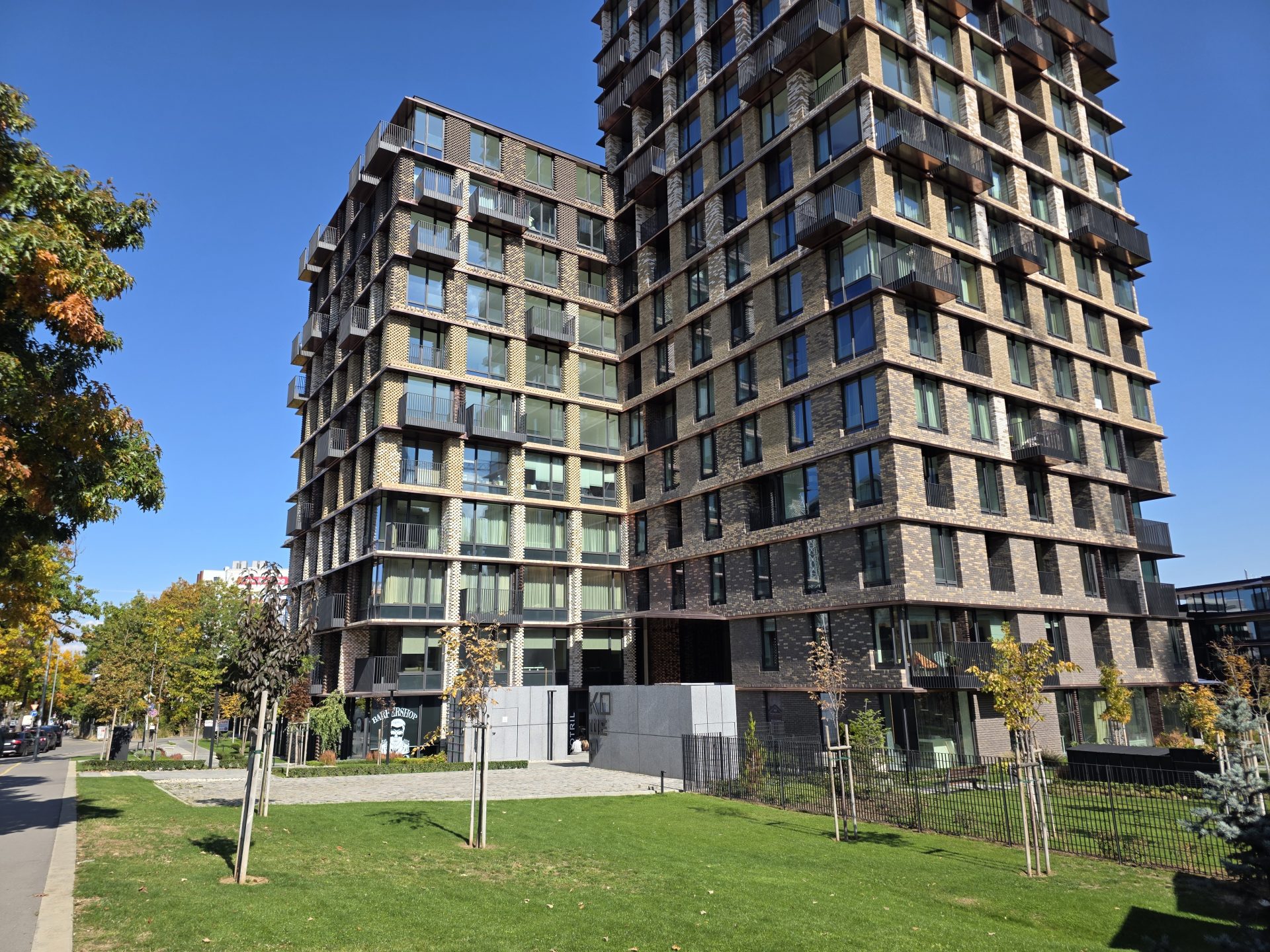 Google Pixel 10 Pro XL vs Samsung Galaxy S25 Ultra — сражение гигантов картинка Pixel 10 Pro XL vs Galaxy S25 Ultra: топ-флагманы | DGL.RU