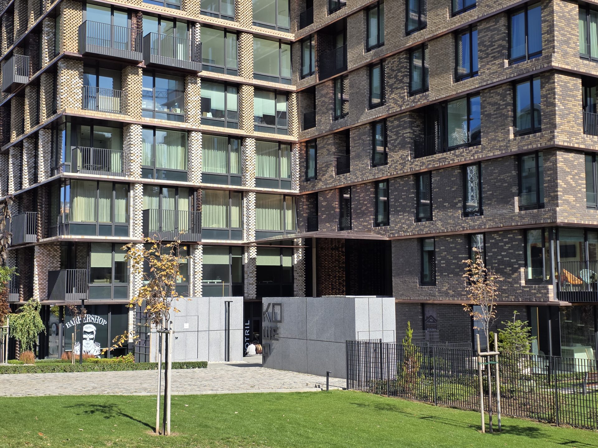 Google Pixel 10 Pro XL vs Samsung Galaxy S25 Ultra — сражение гигантов картинка Pixel 10 Pro XL vs Galaxy S25 Ultra: топ-флагманы | DGL.RU