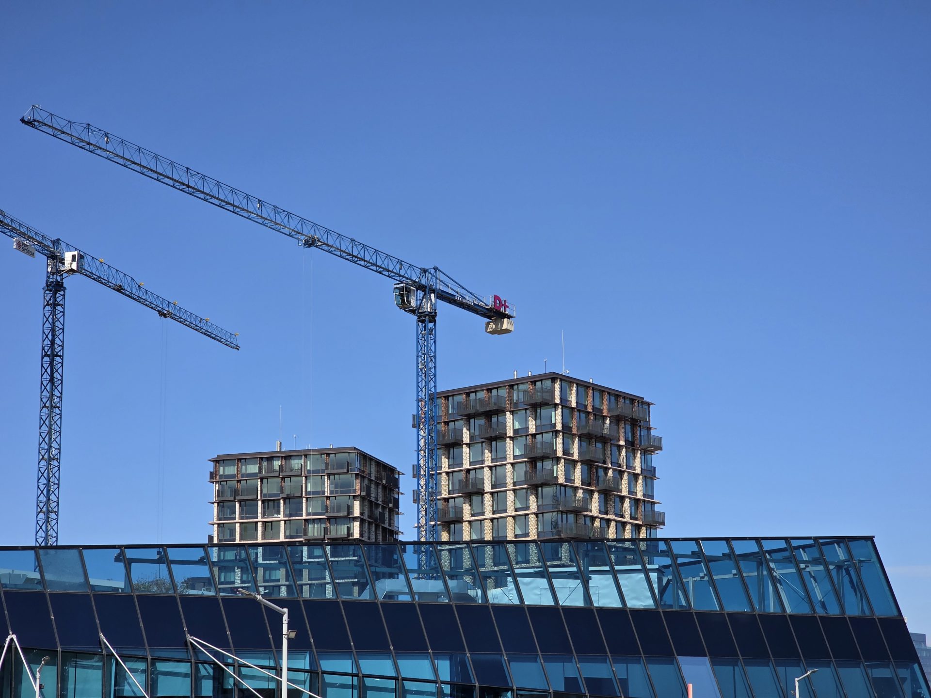 Google Pixel 10 Pro XL vs Samsung Galaxy S25 Ultra — сражение гигантов картинка Pixel 10 Pro XL vs Galaxy S25 Ultra: топ-флагманы | DGL.RU