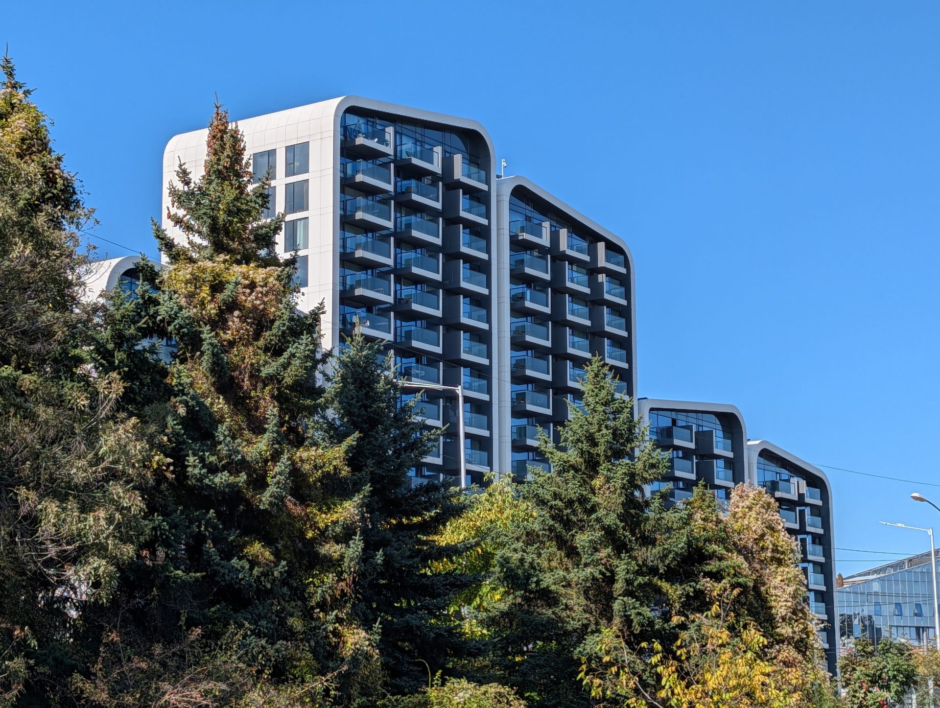 Google Pixel 10 Pro XL vs Samsung Galaxy S25 Ultra — сражение гигантов картинка Pixel 10 Pro XL vs Galaxy S25 Ultra: топ-флагманы | DGL.RU