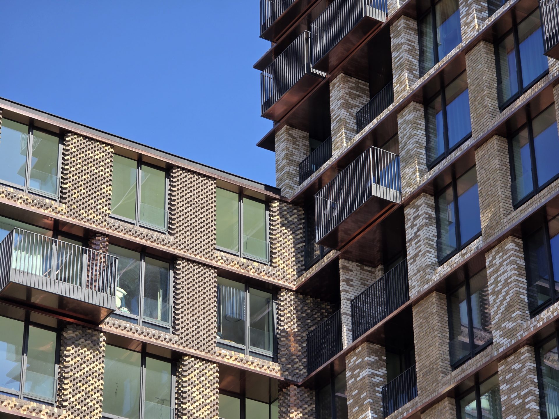 Google Pixel 10 Pro XL vs Samsung Galaxy S25 Ultra — сражение гигантов картинка Pixel 10 Pro XL vs Galaxy S25 Ultra: топ-флагманы | DGL.RU