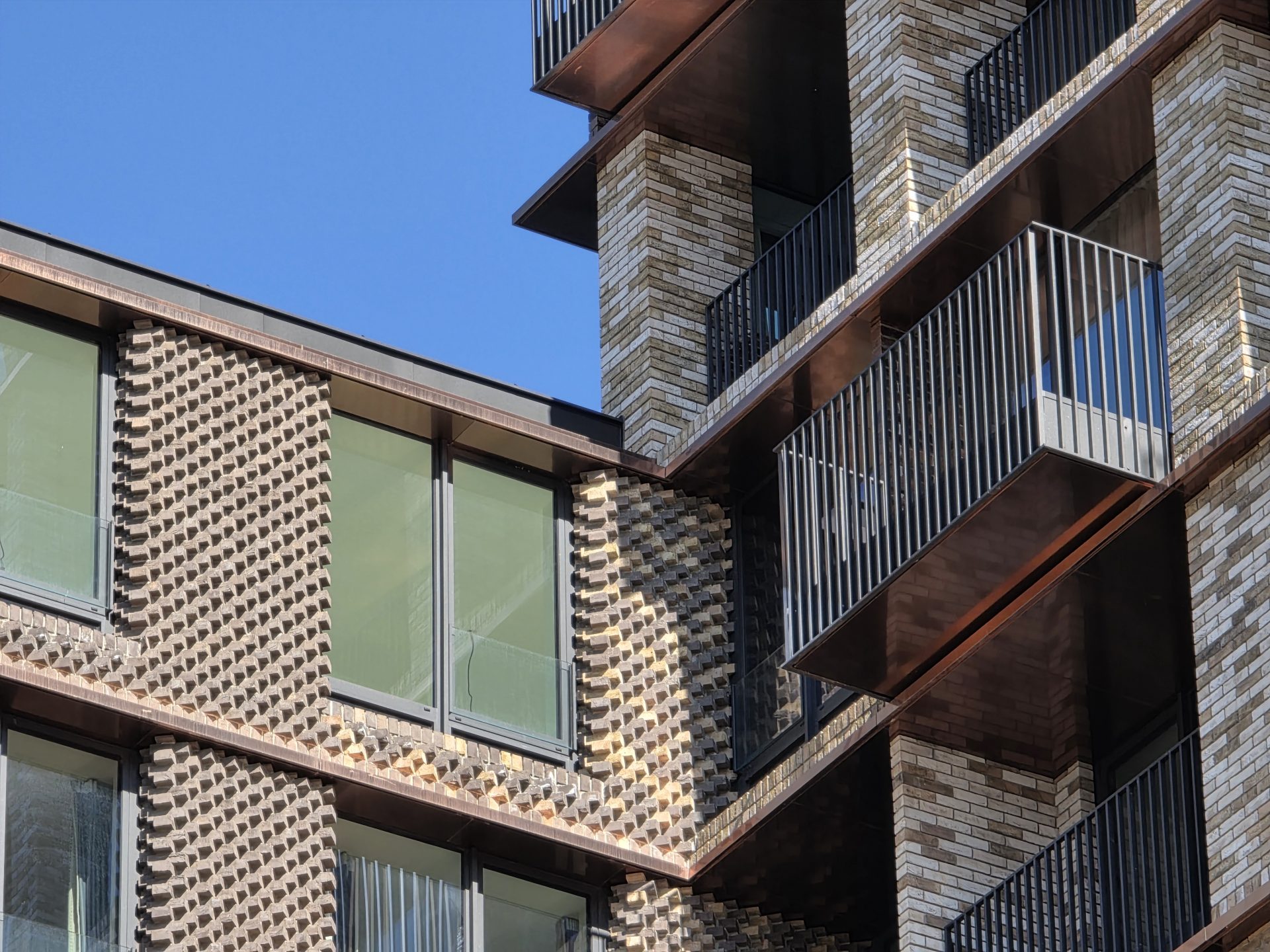 Google Pixel 10 Pro XL vs Samsung Galaxy S25 Ultra — сражение гигантов картинка Pixel 10 Pro XL vs Galaxy S25 Ultra: топ-флагманы | DGL.RU