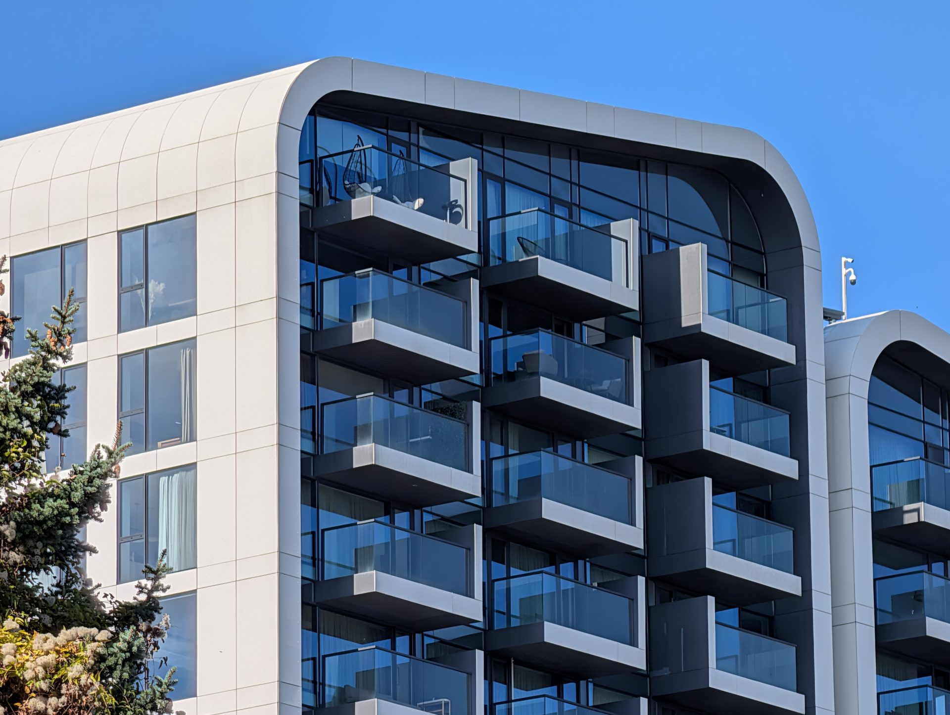 Google Pixel 10 Pro XL vs Samsung Galaxy S25 Ultra — сражение гигантов картинка Pixel 10 Pro XL vs Galaxy S25 Ultra: топ-флагманы | DGL.RU