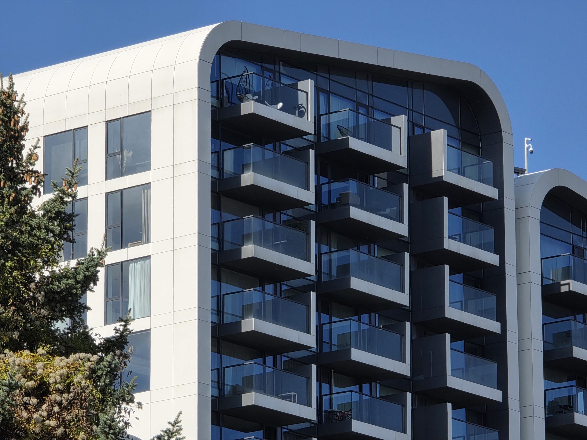 Google Pixel 10 Pro XL vs Samsung Galaxy S25 Ultra — сражение гигантов картинка Pixel 10 Pro XL vs Galaxy S25 Ultra: топ-флагманы | DGL.RU