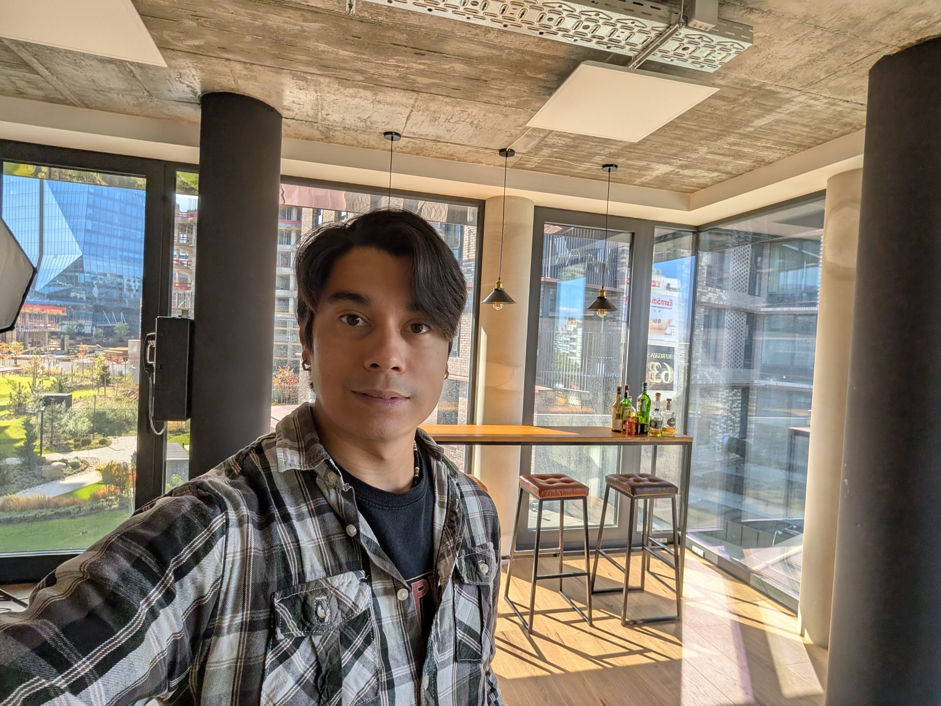 Google Pixel 10 Pro XL vs Samsung Galaxy S25 Ultra — сражение гигантов картинка Pixel 10 Pro XL vs Galaxy S25 Ultra: топ-флагманы | DGL.RU