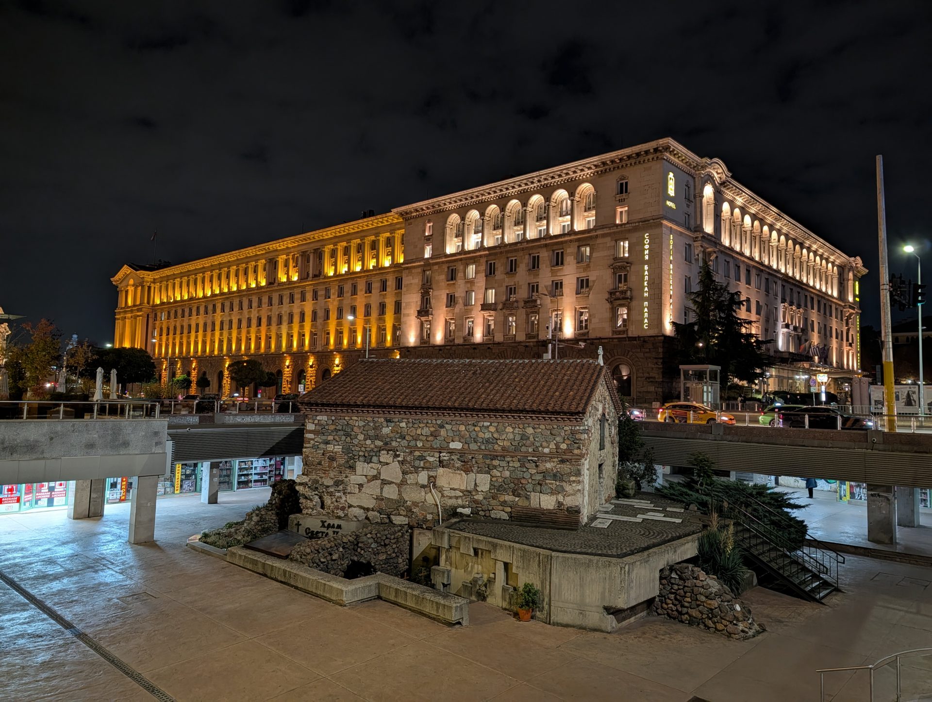 Google Pixel 10 Pro XL vs Samsung Galaxy S25 Ultra — сражение гигантов картинка Pixel 10 Pro XL vs Galaxy S25 Ultra: топ-флагманы | DGL.RU