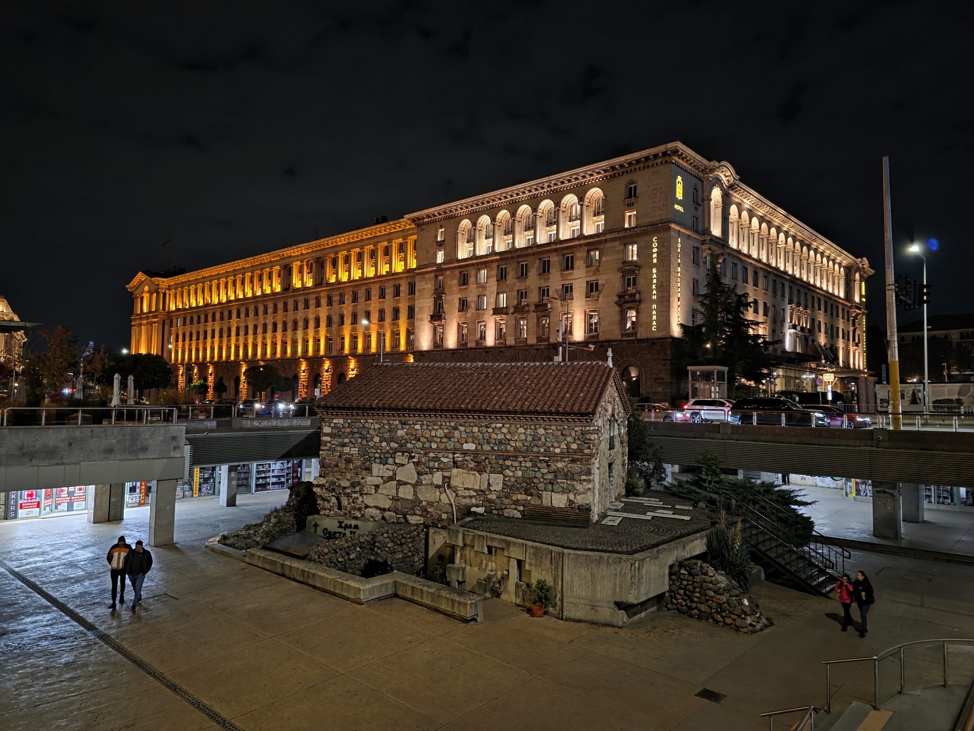 Google Pixel 10 Pro XL vs Samsung Galaxy S25 Ultra — сражение гигантов картинка Pixel 10 Pro XL vs Galaxy S25 Ultra: топ-флагманы | DGL.RU