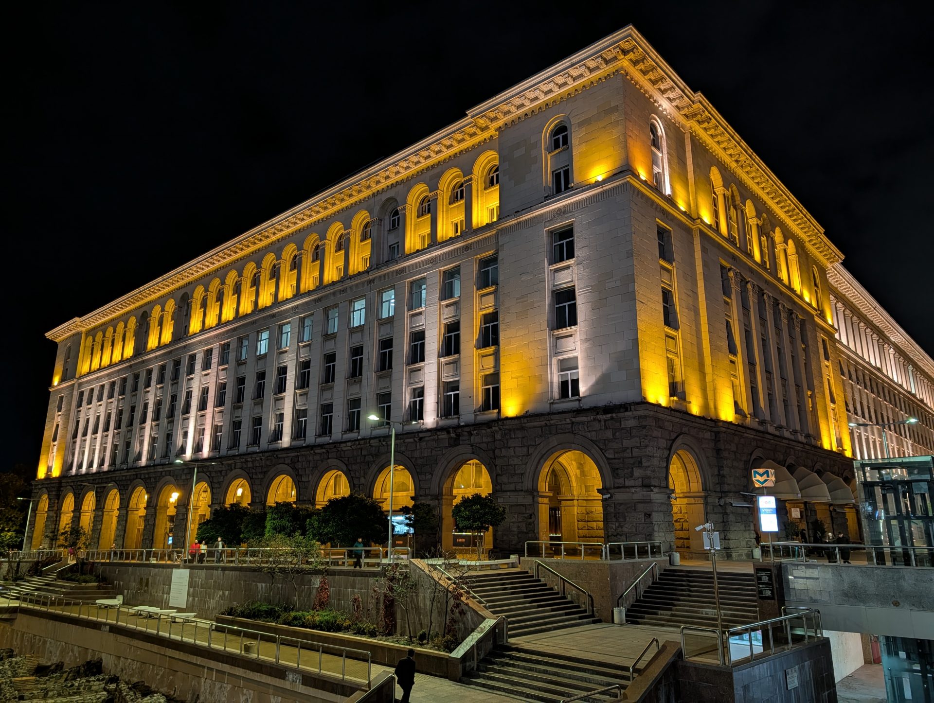 Google Pixel 10 Pro XL vs Samsung Galaxy S25 Ultra — сражение гигантов картинка Pixel 10 Pro XL vs Galaxy S25 Ultra: топ-флагманы | DGL.RU