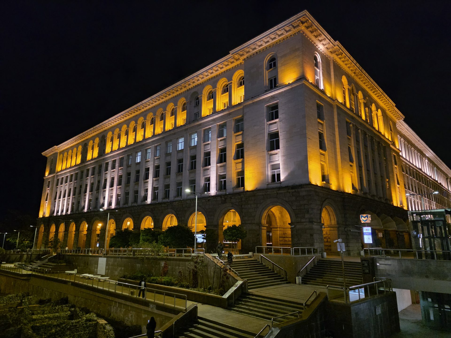 Google Pixel 10 Pro XL vs Samsung Galaxy S25 Ultra — сражение гигантов картинка Pixel 10 Pro XL vs Galaxy S25 Ultra: топ-флагманы | DGL.RU