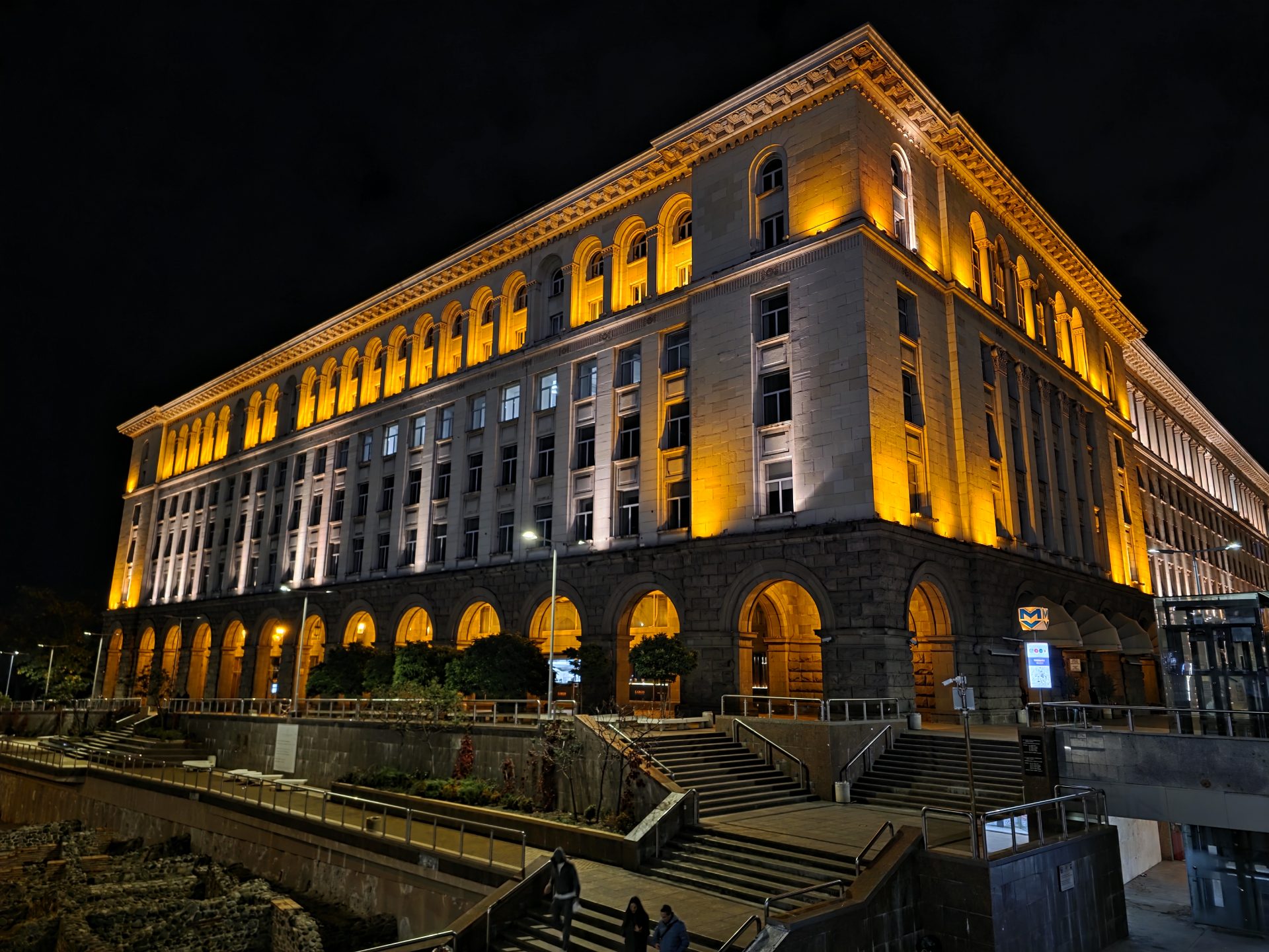 Google Pixel 10 Pro XL vs Samsung Galaxy S25 Ultra — сражение гигантов картинка Pixel 10 Pro XL vs Galaxy S25 Ultra: топ-флагманы | DGL.RU