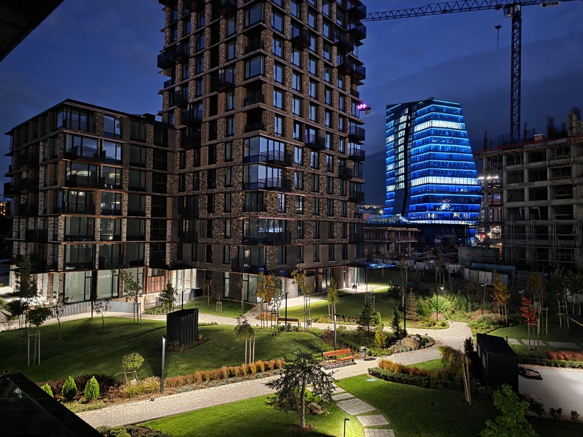 Google Pixel 10 Pro XL vs Samsung Galaxy S25 Ultra — сражение гигантов картинка Pixel 10 Pro XL vs Galaxy S25 Ultra: топ-флагманы | DGL.RU