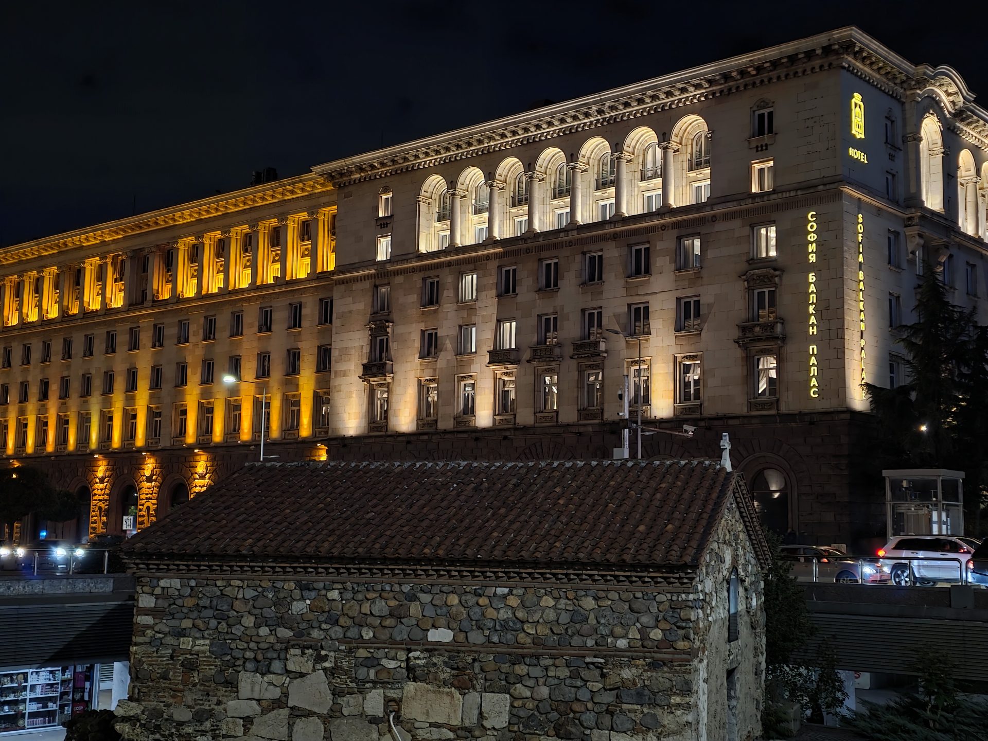 Google Pixel 10 Pro XL vs Samsung Galaxy S25 Ultra — сражение гигантов картинка Pixel 10 Pro XL vs Galaxy S25 Ultra: топ-флагманы | DGL.RU