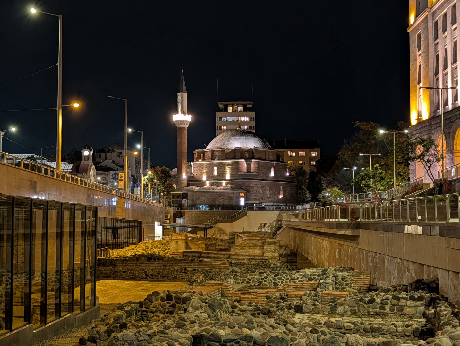 Google Pixel 10 Pro XL vs Samsung Galaxy S25 Ultra — сражение гигантов картинка Pixel 10 Pro XL vs Galaxy S25 Ultra: топ-флагманы | DGL.RU