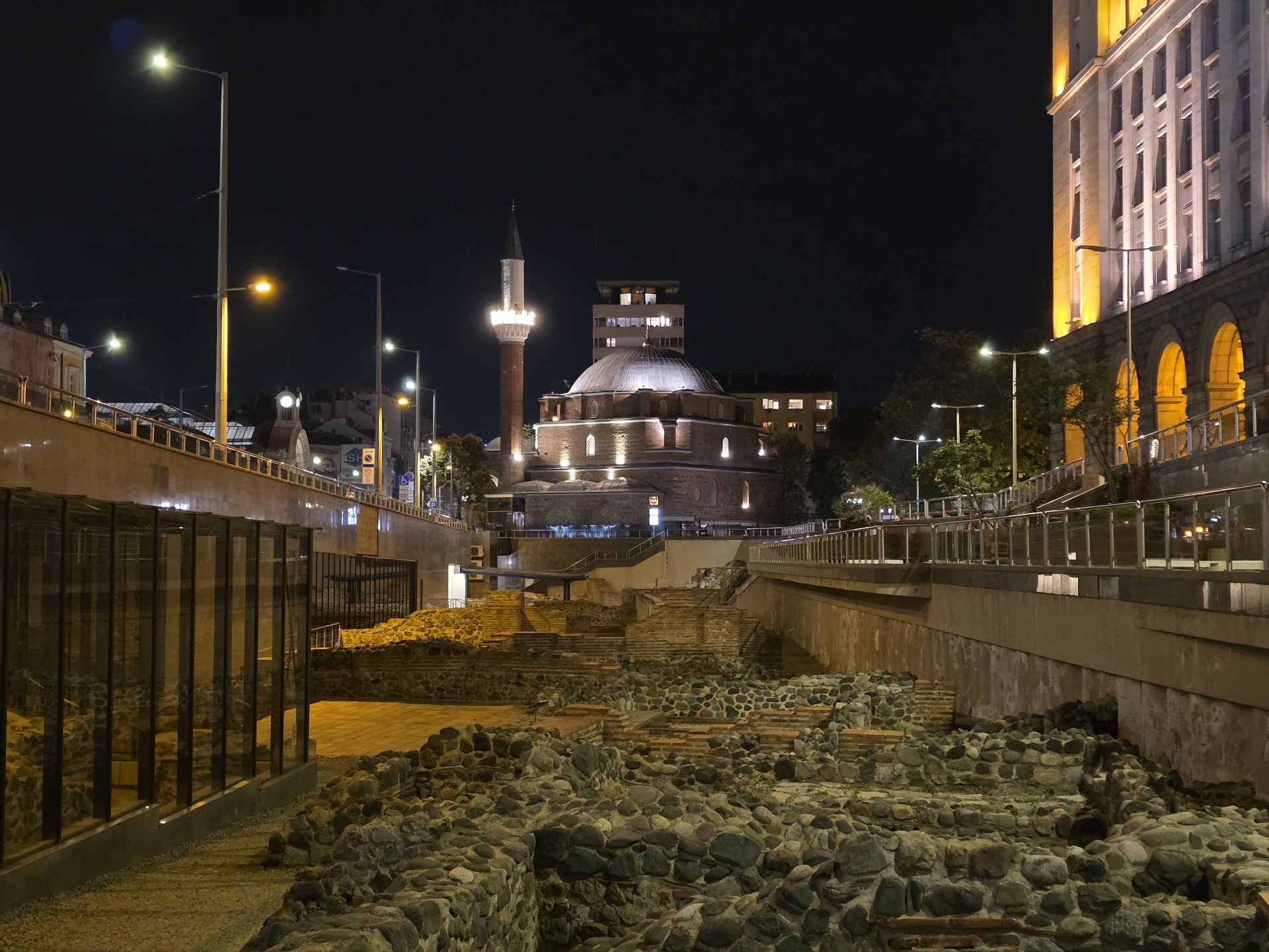 Google Pixel 10 Pro XL vs Samsung Galaxy S25 Ultra — сражение гигантов картинка Pixel 10 Pro XL vs Galaxy S25 Ultra: топ-флагманы | DGL.RU