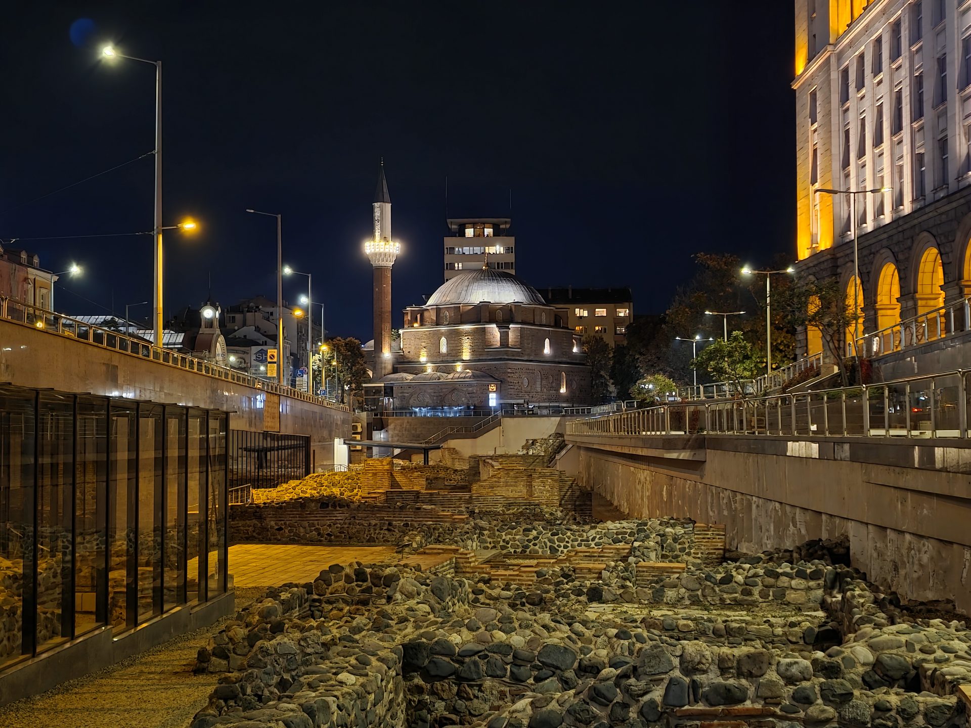 Google Pixel 10 Pro XL vs Samsung Galaxy S25 Ultra — сражение гигантов картинка Pixel 10 Pro XL vs Galaxy S25 Ultra: топ-флагманы | DGL.RU