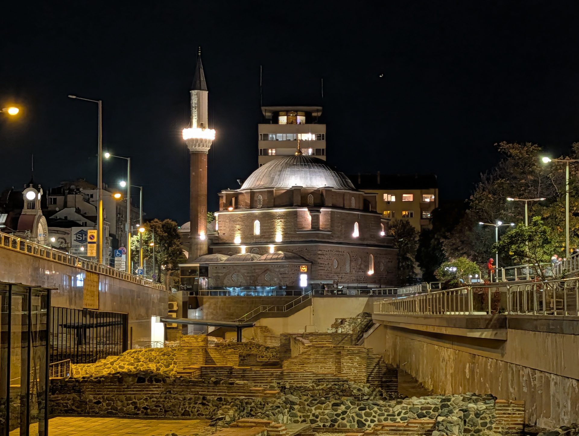 Google Pixel 10 Pro XL vs Samsung Galaxy S25 Ultra — сражение гигантов картинка Pixel 10 Pro XL vs Galaxy S25 Ultra: топ-флагманы | DGL.RU