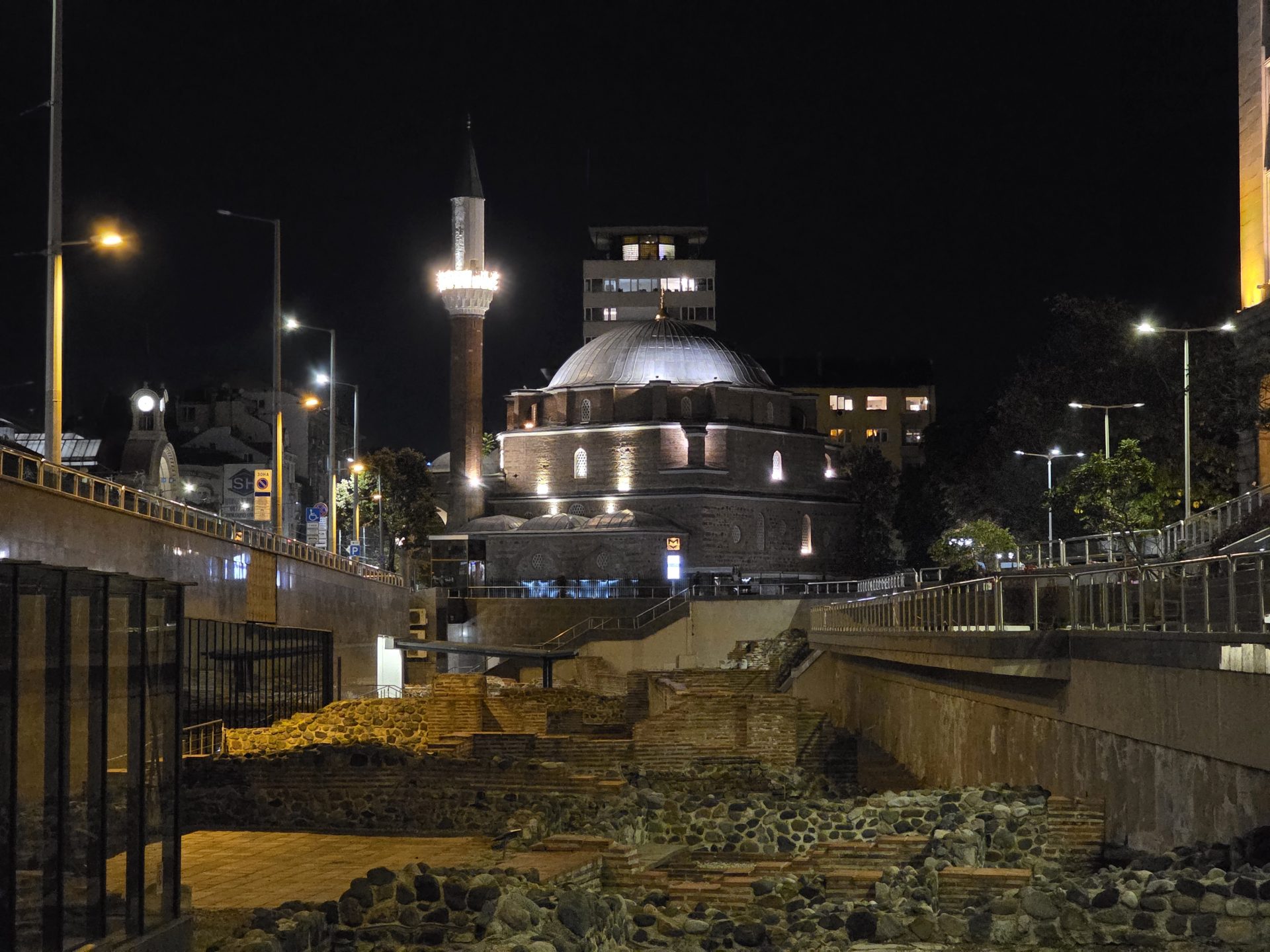 Google Pixel 10 Pro XL vs Samsung Galaxy S25 Ultra — сражение гигантов картинка Pixel 10 Pro XL vs Galaxy S25 Ultra: топ-флагманы | DGL.RU