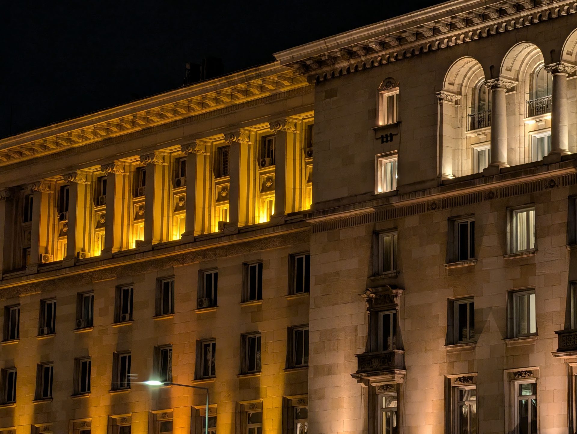 Google Pixel 10 Pro XL vs Samsung Galaxy S25 Ultra — сражение гигантов картинка Pixel 10 Pro XL vs Galaxy S25 Ultra: топ-флагманы | DGL.RU