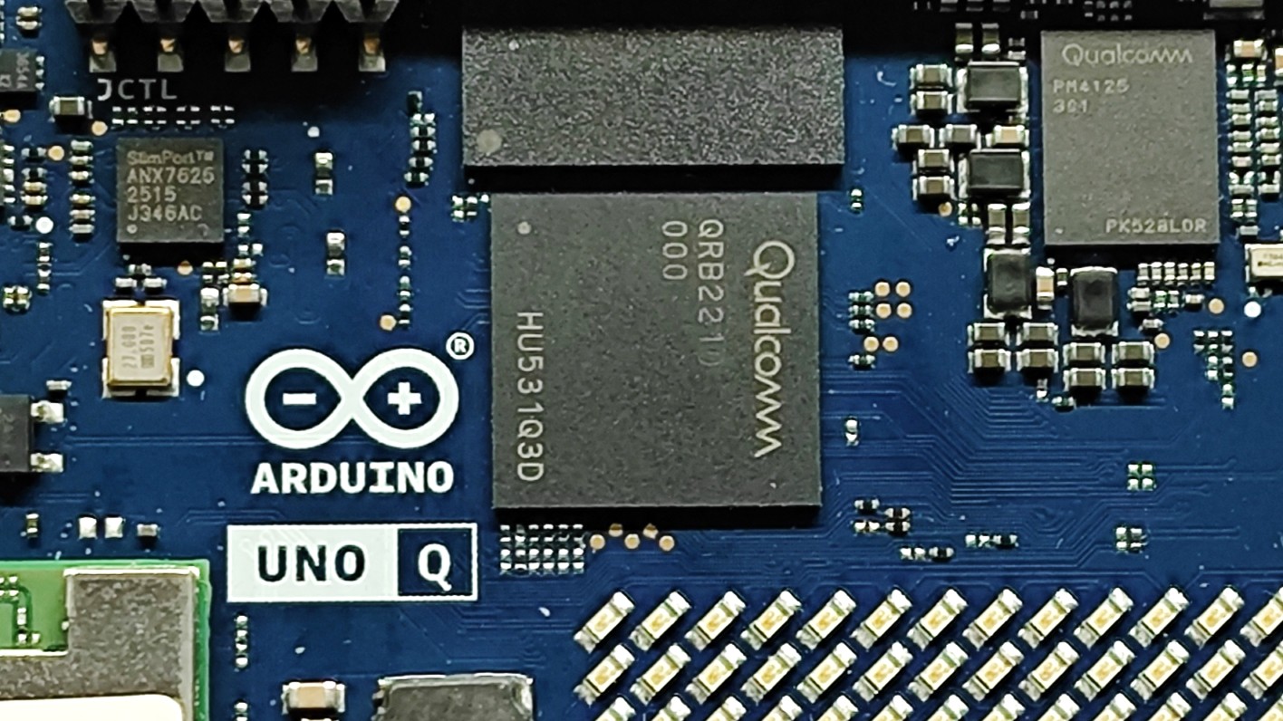 Обзор Arduino Uno Q: плата с парой "мозгов" картинка Плата Arduino Uno Q: два «мозга» в устройстве | DGL.RU