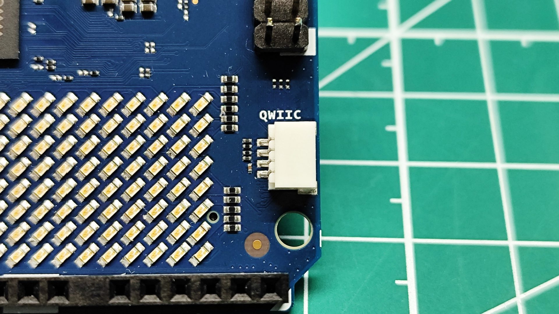 Обзор Arduino Uno Q: плата с парой "мозгов" картинка Плата Arduino Uno Q: два «мозга» в устройстве | DGL.RU