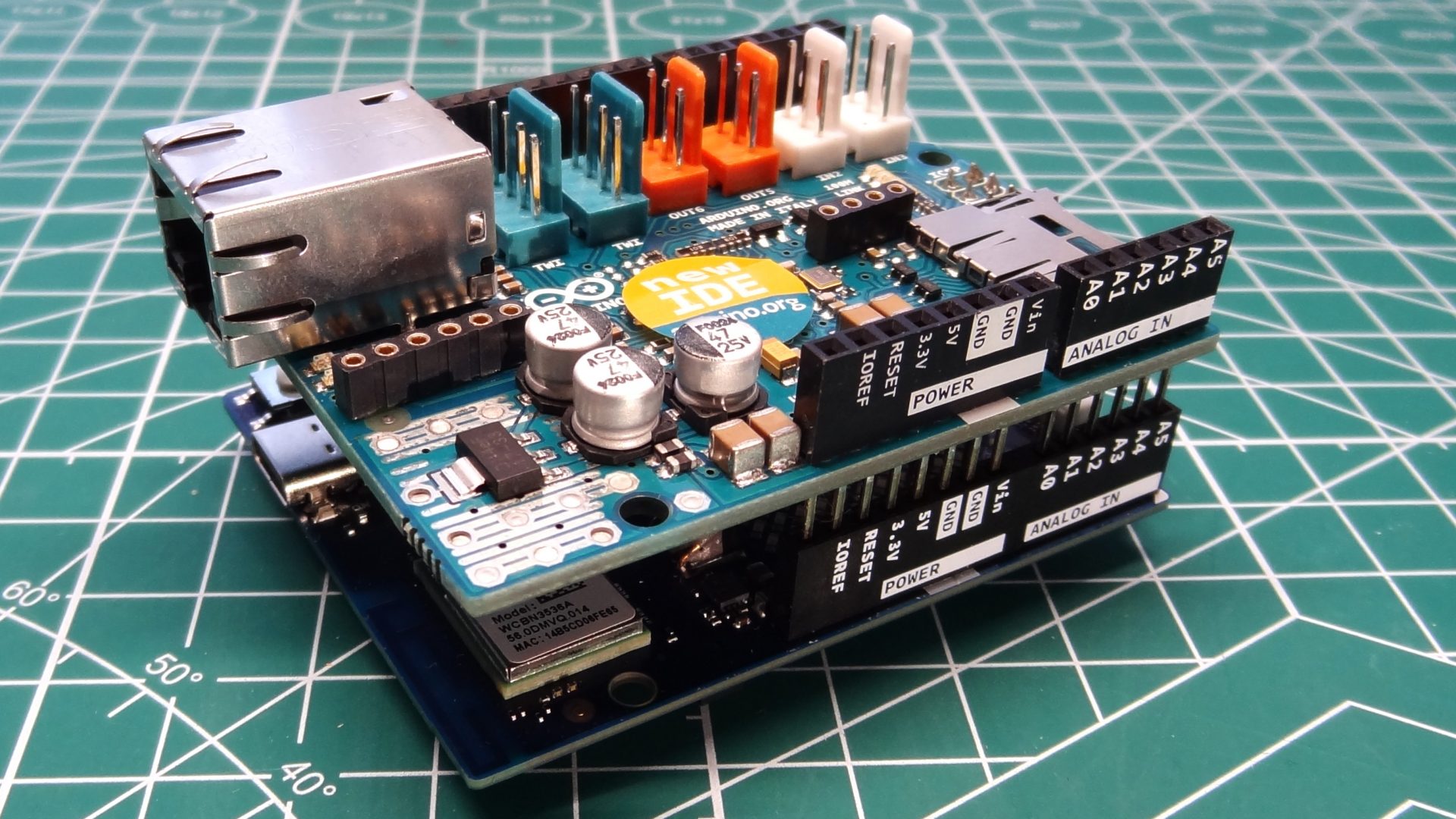 Обзор Arduino Uno Q: плата с парой "мозгов" картинка Плата Arduino Uno Q: два «мозга» в устройстве | DGL.RU