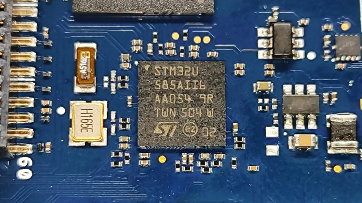 Плата Arduino Uno Q: два «мозга» в устройстве | DGL.RU