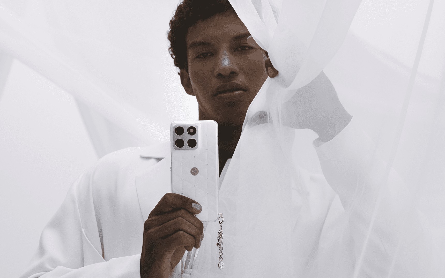 Полный провал: Motorola Edge 70 испортили стразами Swarovski