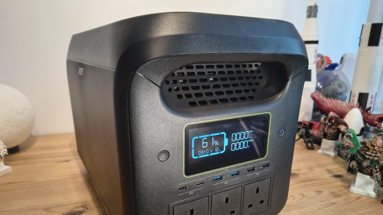 Обзор электростанции Acer APS322 — мощный, но тяжелый вариант картинка Портативная электростанция Acer APS322 | DGL.RU