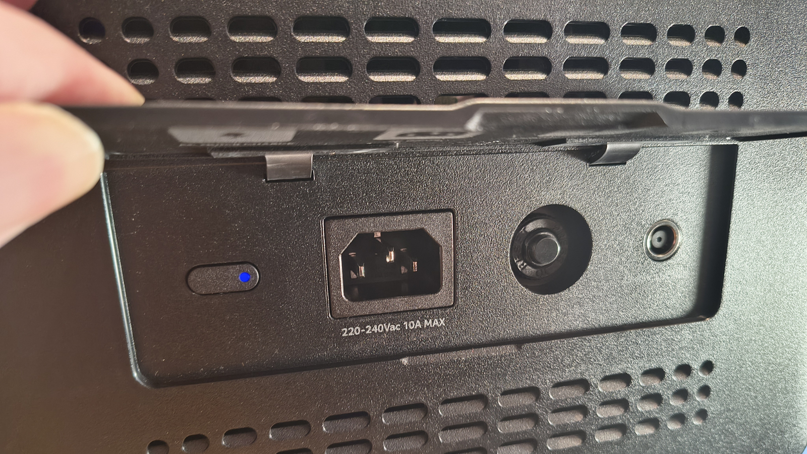 Обзор электростанции Acer APS322 — мощный, но тяжелый вариант картинка Портативная электростанция Acer APS322 | DGL.RU