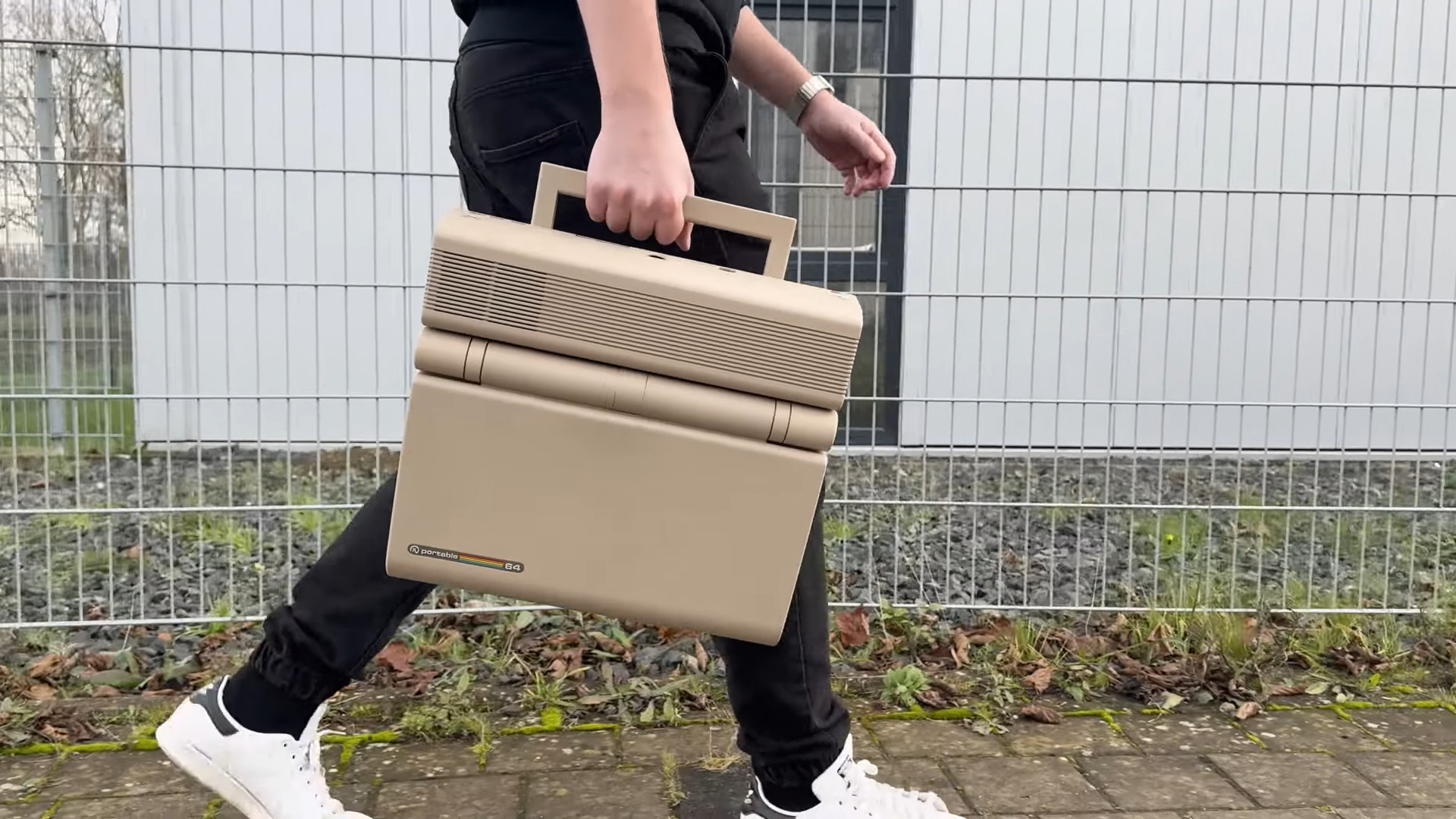 Портативный «Коммодор» из параллельной вселенной получился крутым, но тяжёлым и слишком сложным картинка Портативный «Коммодор» из параллельной вселенной получился крутым, но тяжёлым и слишком сложным