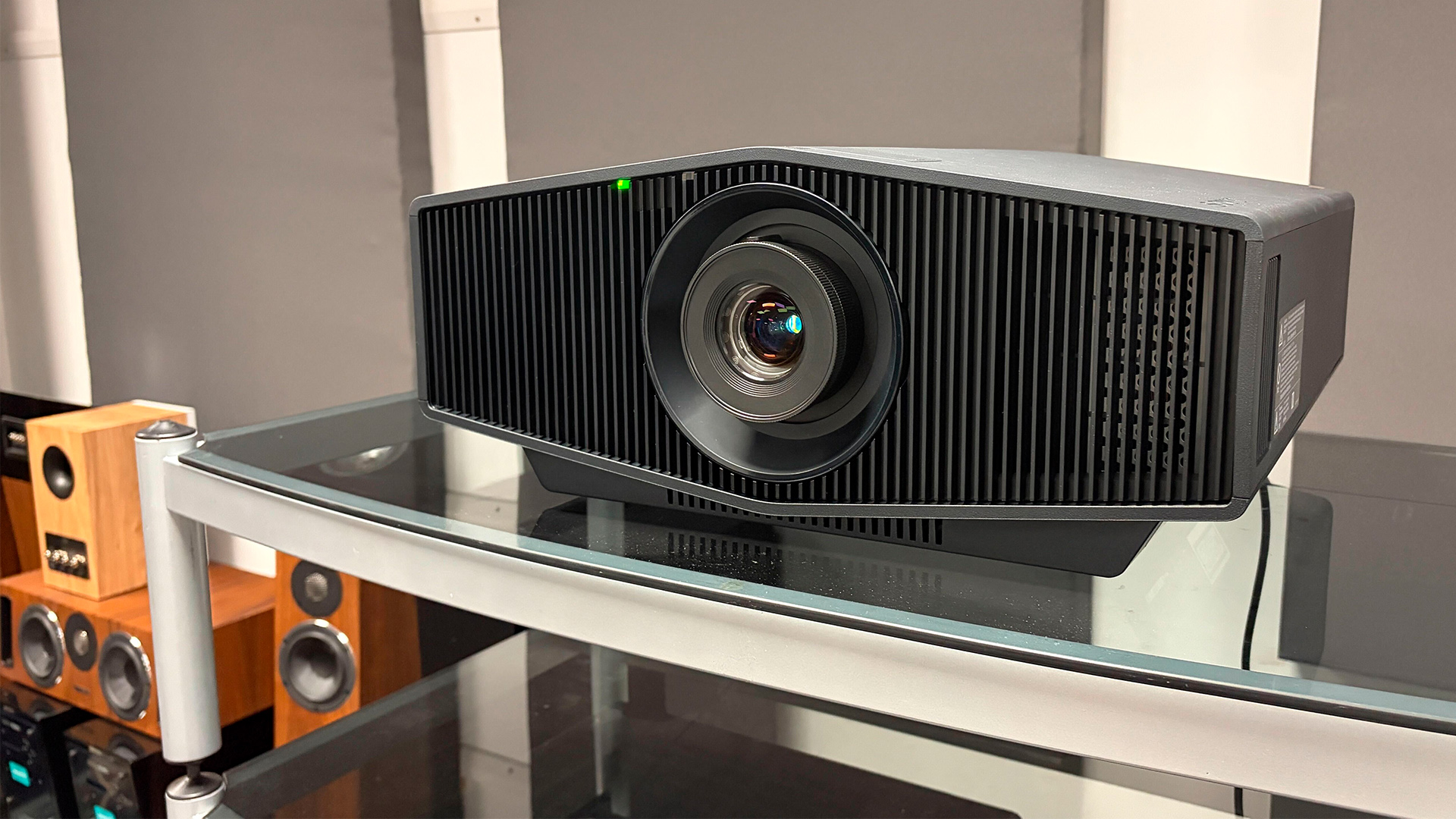 Обзор проектора Sony Bravia 7 (VPL-XW5100ES): сбалансированное и детальное изображение картинка Проектор Sony Bravia 7 — 4K кинематограф дома | DGL.RU