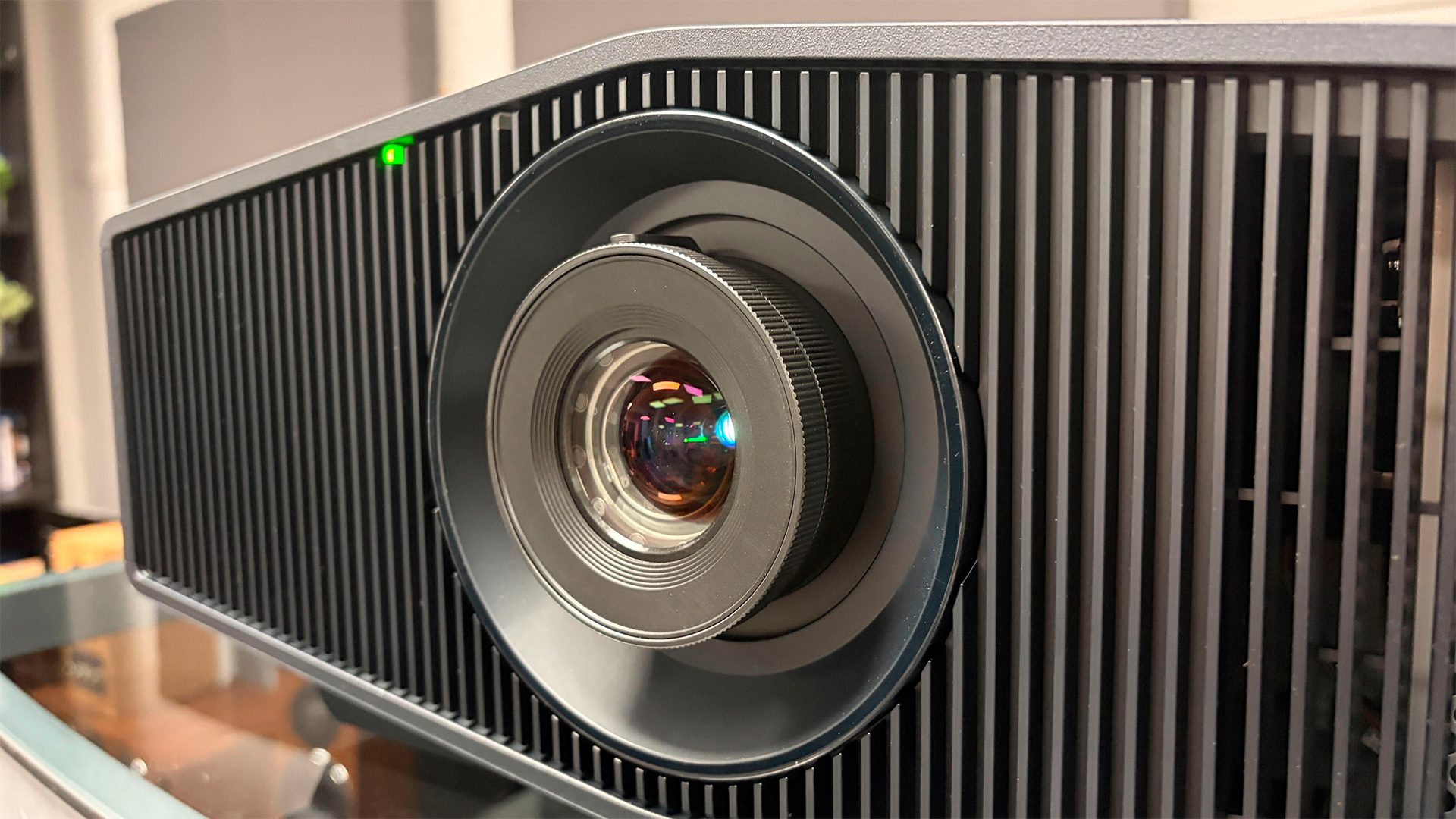 Обзор проектора Sony Bravia 7 (VPL-XW5100ES): сбалансированное и детальное изображение картинка Проектор Sony Bravia 7 — 4K кинематограф дома | DGL.RU