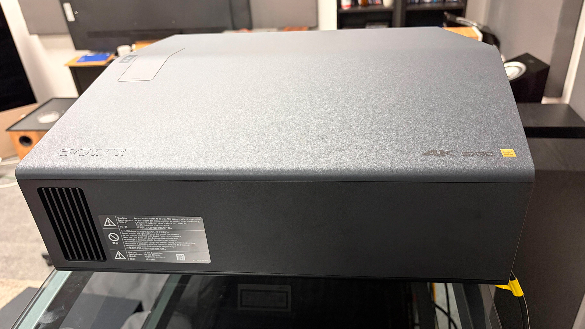 Обзор проектора Sony Bravia 7 (VPL-XW5100ES): сбалансированное и детальное изображение картинка Проектор Sony Bravia 7 — 4K кинематограф дома | DGL.RU