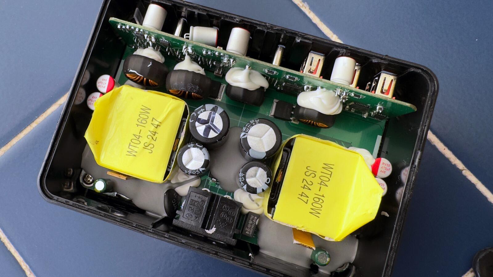 Разбор «монстра»: купили 600-ваттную GaN-зарядку, а внутри — мусор и смертельная опасность фото