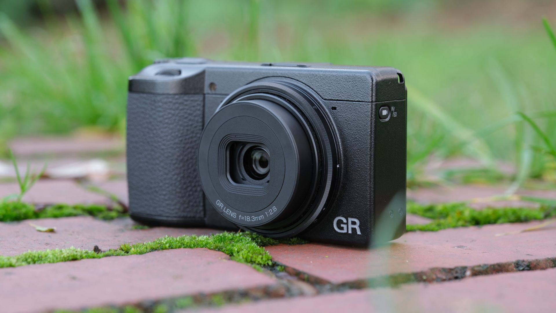 Ricoh GR IV застрял между амбициями и реальностью: почему культовой камере стало труднее удивлять
