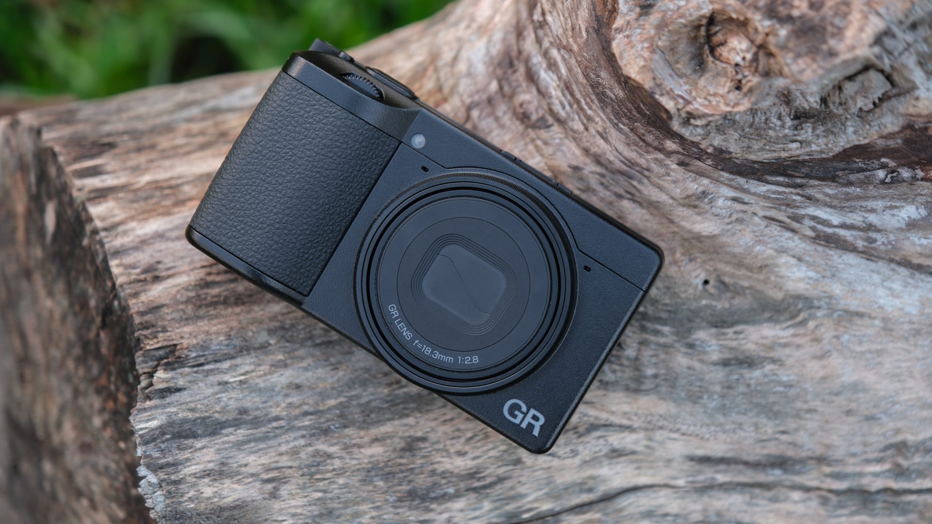 Ricoh GR IV застрял между амбициями и реальностью: почему культовой камере стало труднее удивлять