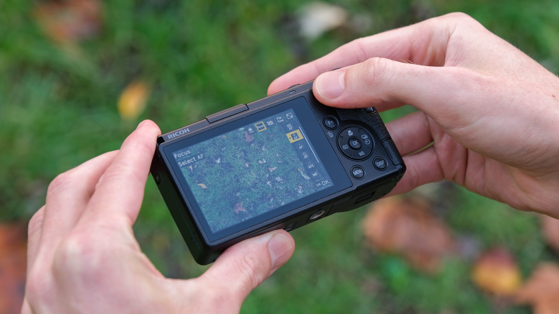 Ricoh GR IV застрял между амбициями и реальностью: почему культовой камере стало труднее удивлять