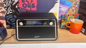 Обзор Roberts Reva: DAB-радио с мощным звуком и стильным дизайном