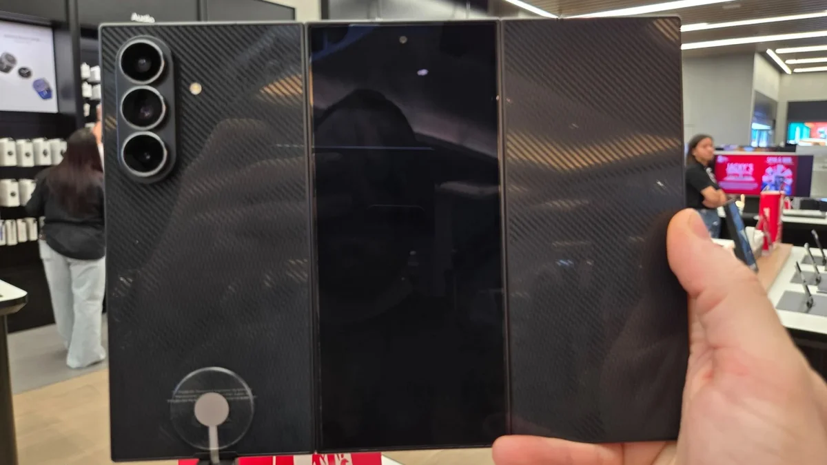 Samsung в ловушке: много суеты вокруг ничего, пока Apple готовит революцию