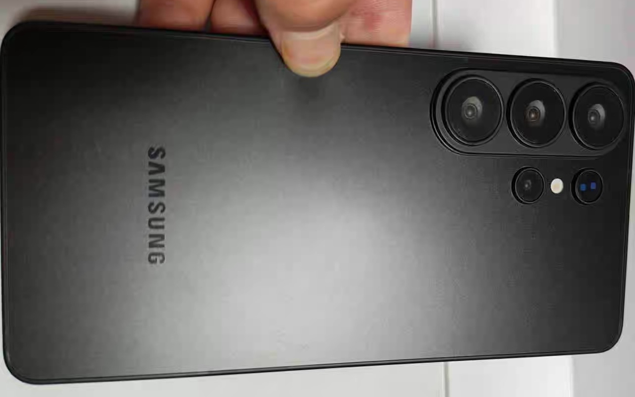 Samsung Galaxy S26 Ultra на живых фото: прощайте, порванные карманы!