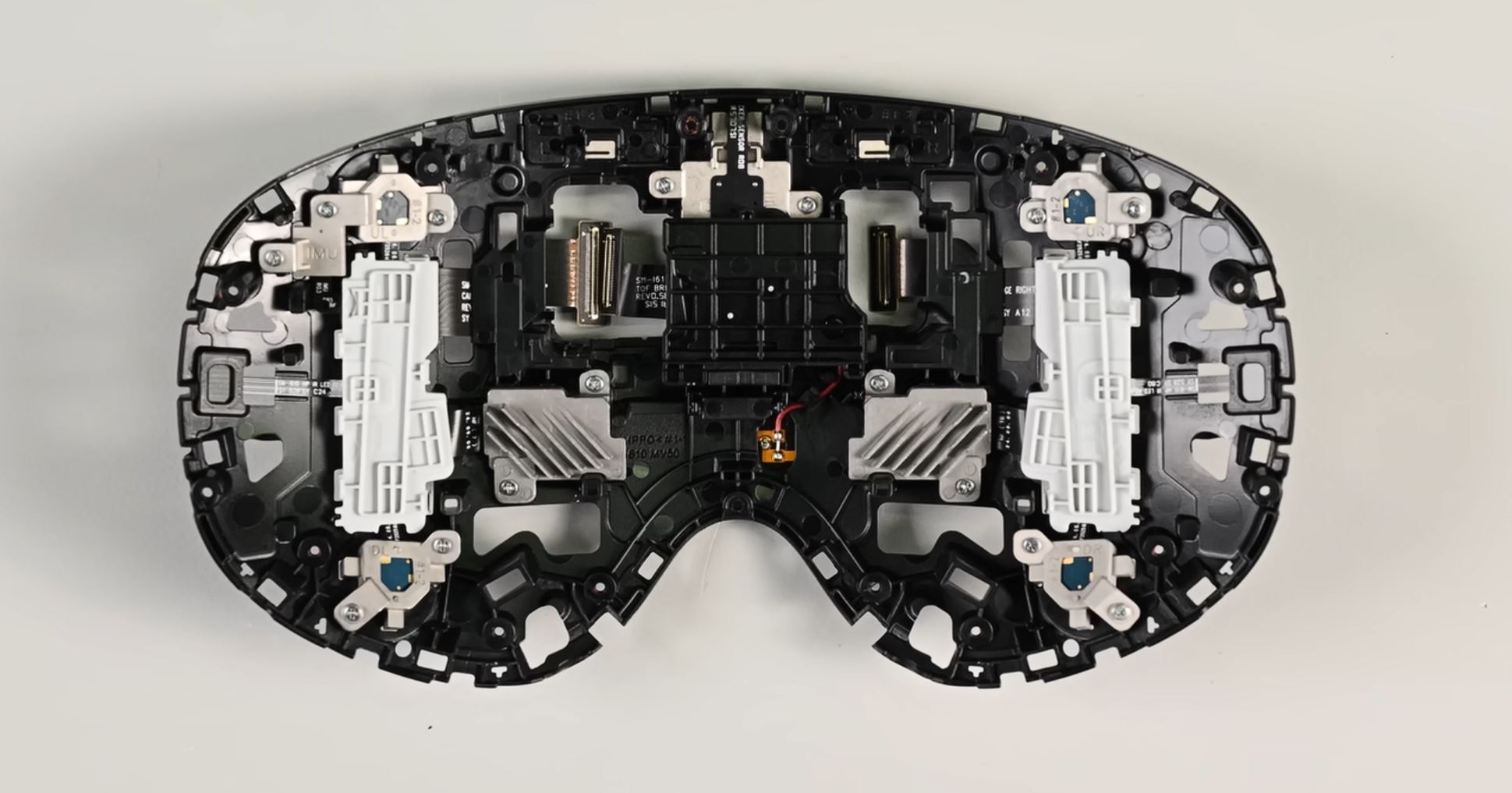 Samsung сделала все неправильно в Galaxy XR: гениальная конструкция соседствует с незаконной пломбой